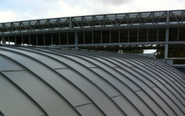 આર્કિટેક્ટ્સ મેટલ સ્ટેન્ડિંગ સીમ રૂફિંગ સિસ્ટમ પસંદ કરે છે તેના ટોચના 5 કારણો