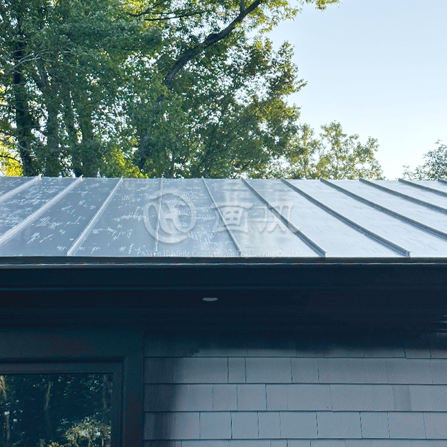 پانل‌های سقف فلزی درزدار مشکی ایستاده